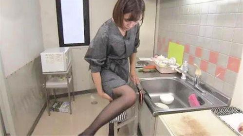 日本人妻失禁在线视频,揭秘日本家庭主妇失禁事件视频